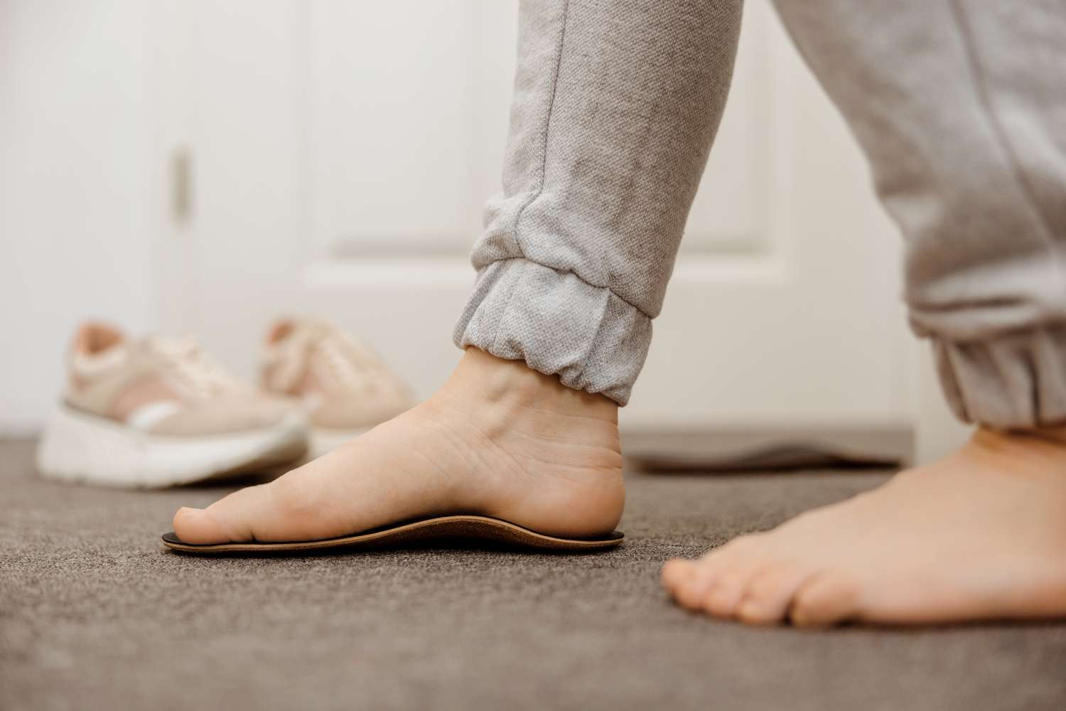 Piede piatto: diagnosi, sintomi e cure. Dai plantari alla fisioterapia fino alla chirurgia, segui il miglior percorso con FisioOneCare.