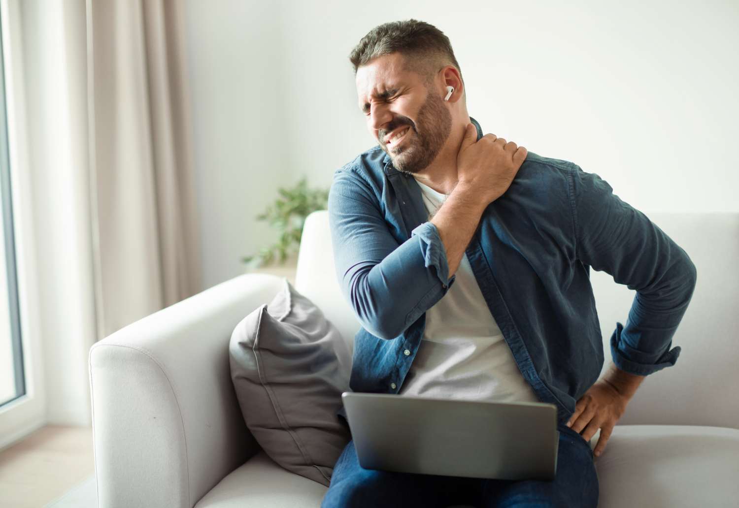 Mal di schiena persistente? La rachialgia ha diverse cause e cure. Diagnosi, fisioterapia e osteopatia possono migliorare il tuo benessere.